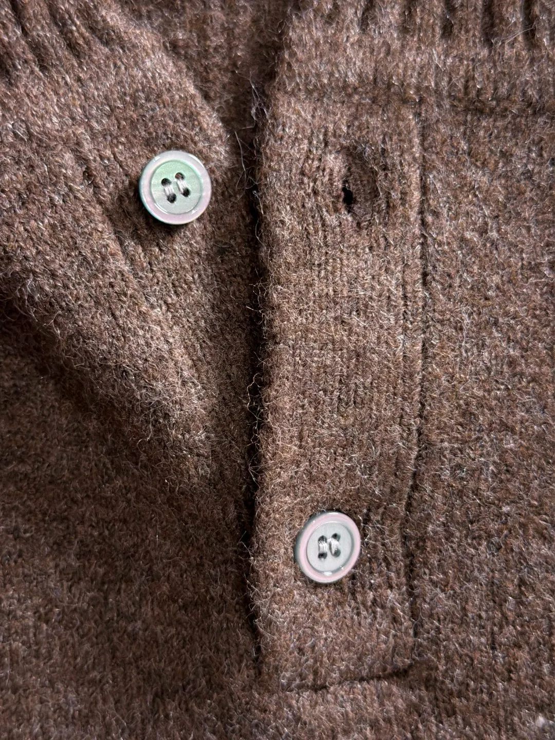 Next day shipping P195 Hermès 2026 Autumn and Winter latest sweater from the official website, now on sale at the counter simultaneously Hot Sale! Specially made of wool blended fabric. It feels comfortable and can be directly in contact with the skin. The logo badge is exquisitely embroidered, which is extremely eye-catching! The details highlight the fashionable charm of big brands. Exquisite workmanship. Three-dimensional cutting style. The wearing effect is invincible and handsome! All three standards are complete! Sizes:M-3XL
